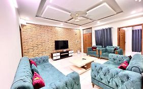 Luxury 3 Bedrooms Apartment Lounge+Kitchen Air-Conditioning And Wifi E11 Islamabad
