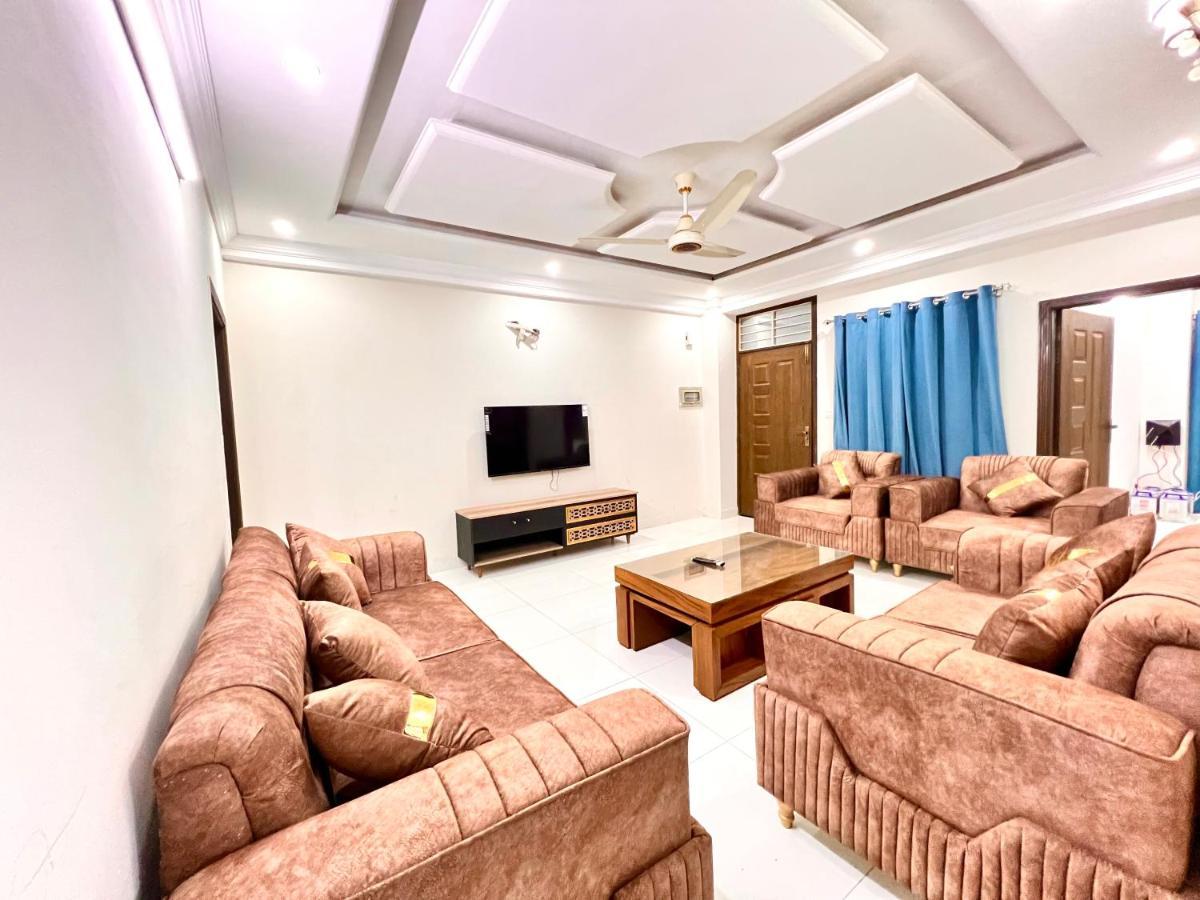 Luxury 3 Bedrooms Apartment Lounge+Kitchen Air-Conditioning And Wifi E11 Islamabad Exterior photo